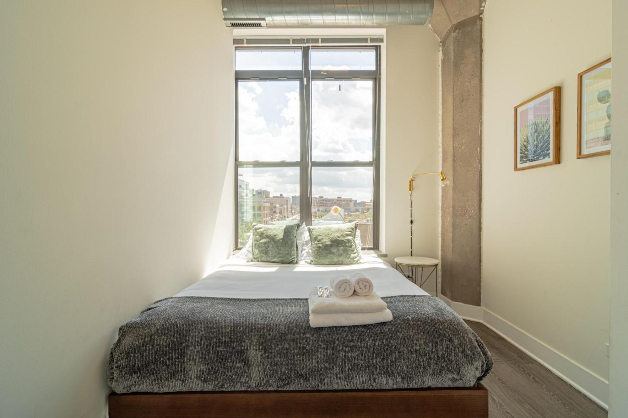 Bright 2Br Luxury Corner Suite With Optional Parking Sleeps 6 Guests Near Mccormick Place And Soldier Field Chicago Exterior photo